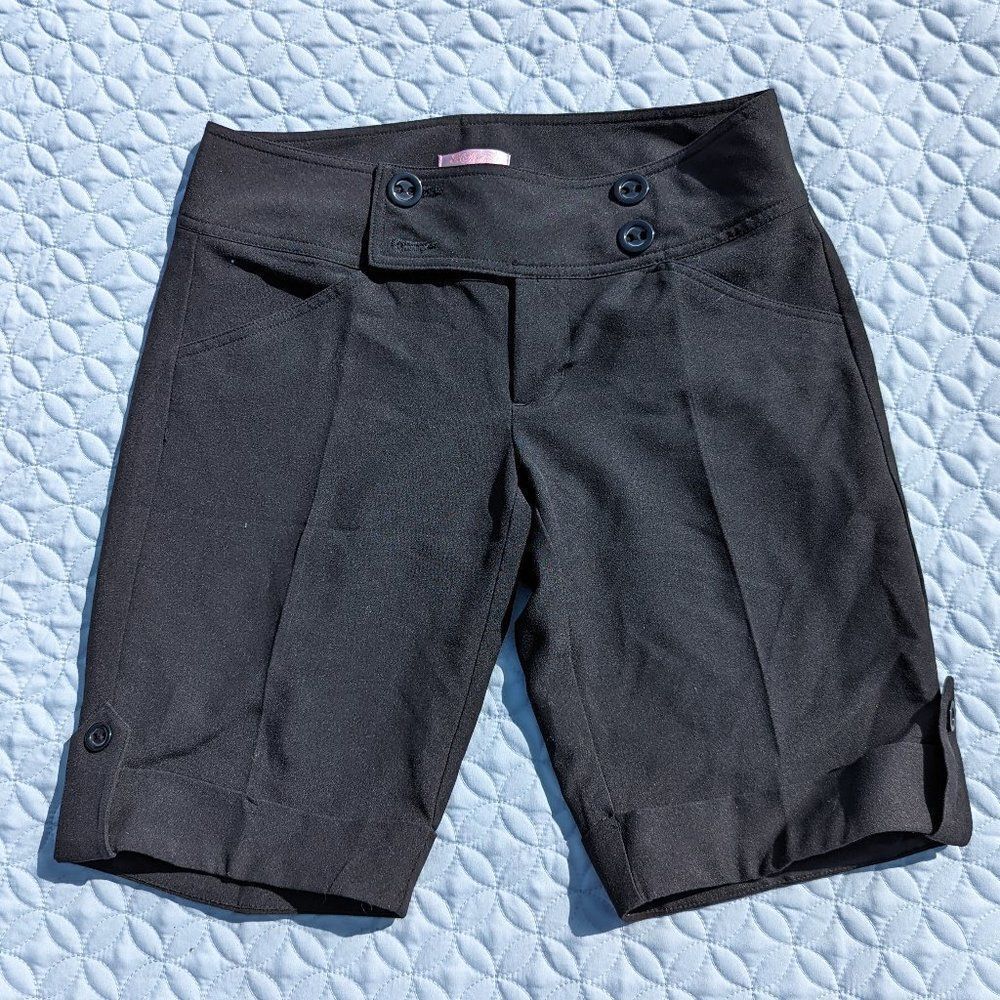 Halo
Black Shorts 7 